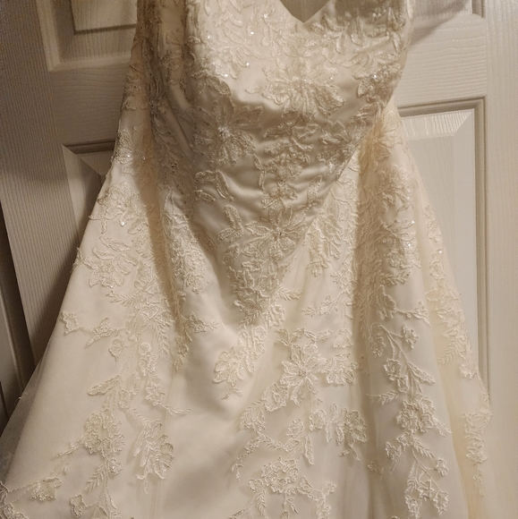 David bridal wedding dress - Picture 2 of 3